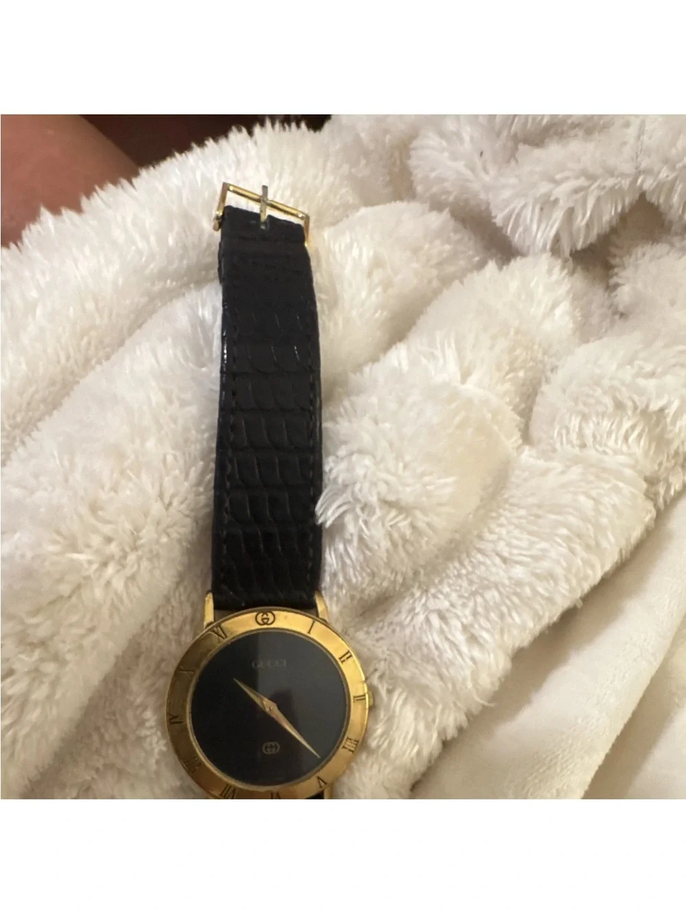 Vintage authentic Gucci 3001M Swiss Quartz Watch Black Dial Gold Roman Bezel